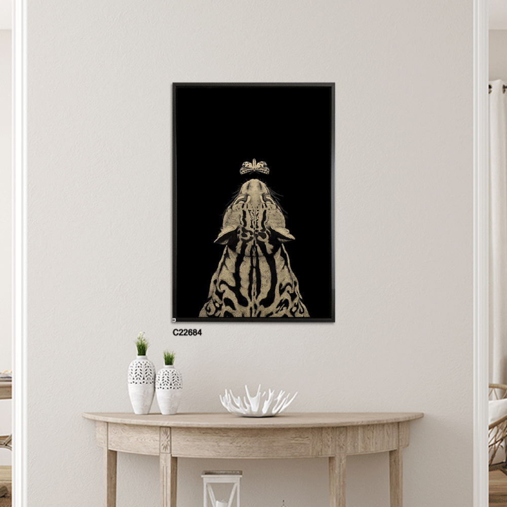 لوحة جدارية كانفس تصور مشهد لنمر وفراشة و خلفية باللون الاسود