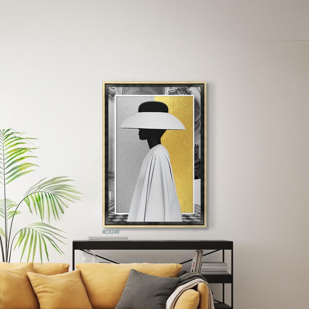 لوحة جدارية كانفس تصور شخصًا يرتدي قبعة بيضاء بخلفية ذهبية ورمادية
