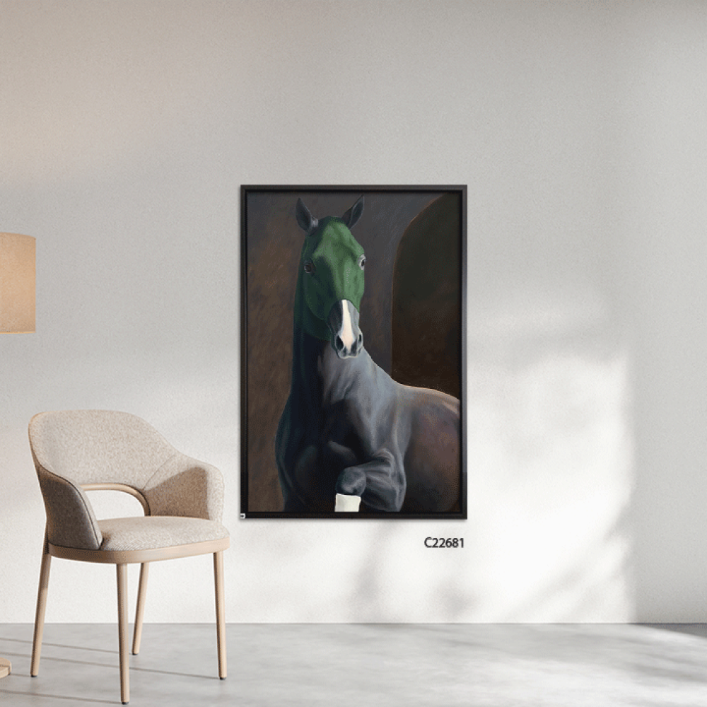 لوحة جدارية كانفس تصور خيل سباق يغطي وجهه قطعة قماش باللون الاخضر