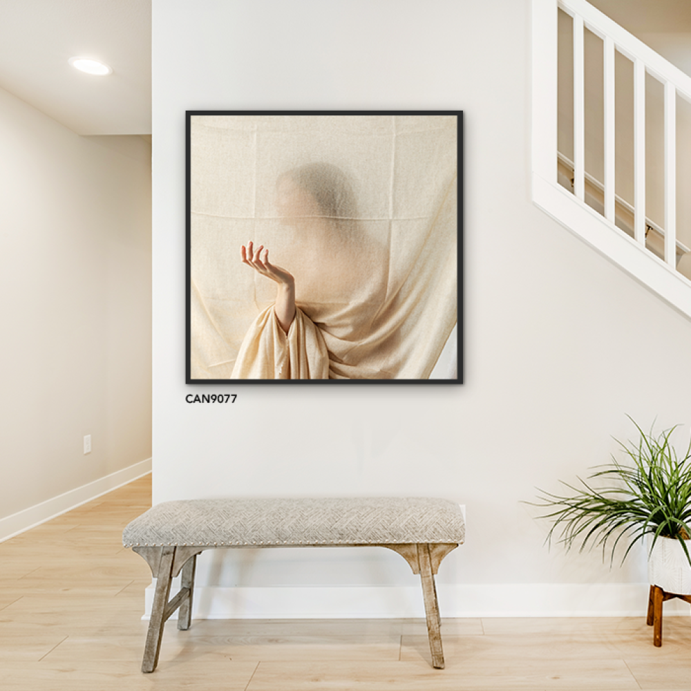 لوحة جدارية كانفس ، فتاة خلف الستار - اللون البيج - فن تشكيلي