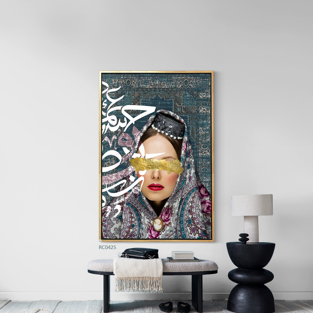 لوحة جدارية كانفس تصور فتاة بخلفية من الزخارف والخط العربي
