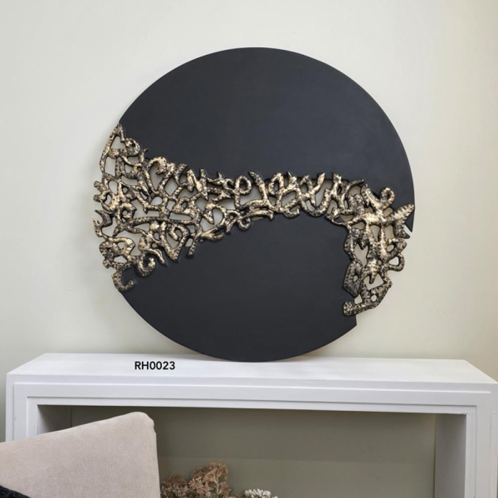 لوحة خشبية مفرغة من الوسط بتصميم شبكي يشبه الاغصان