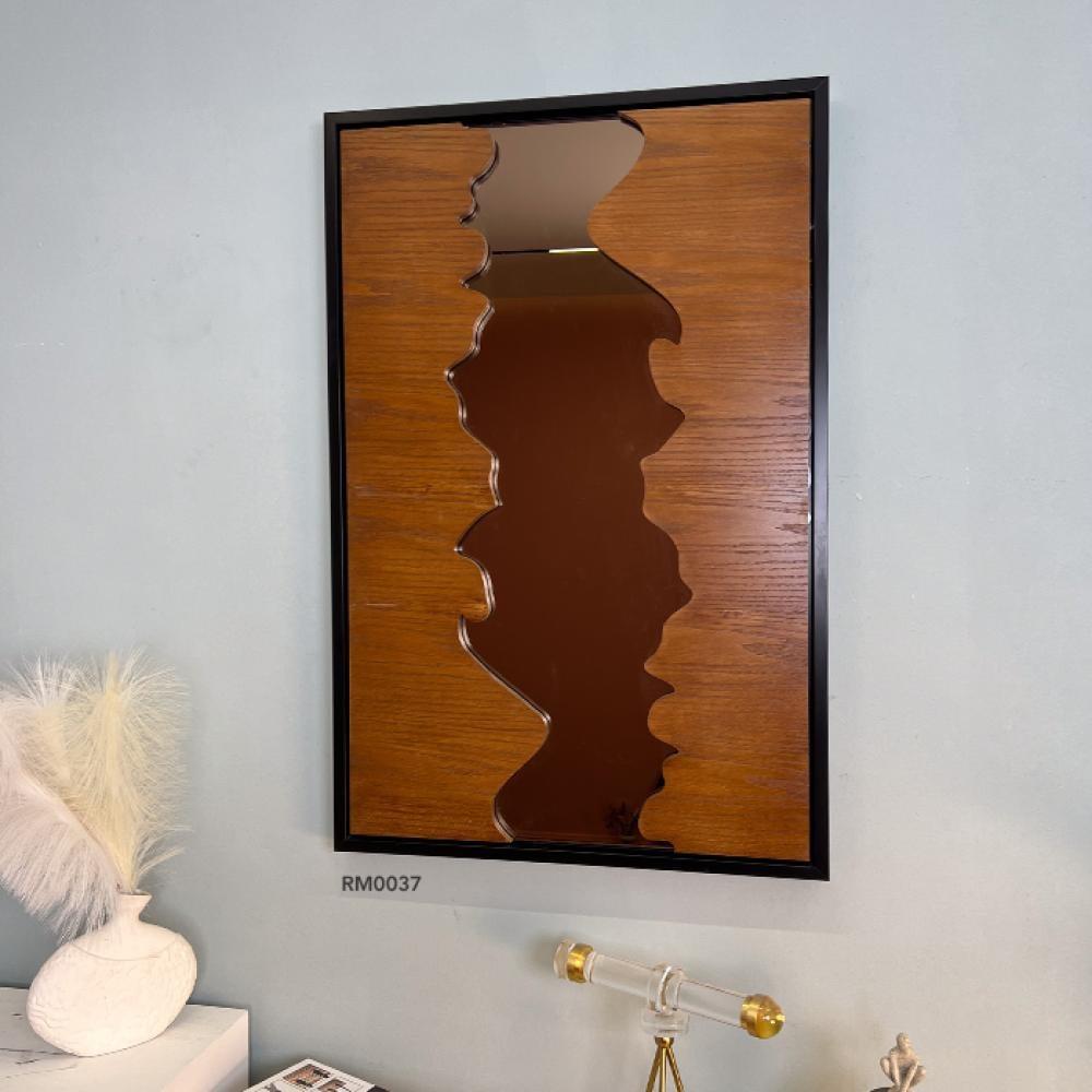 مرايا بتصميم أنيق  يحيطها خشب بلون بني طبيعي ومرايا بنية