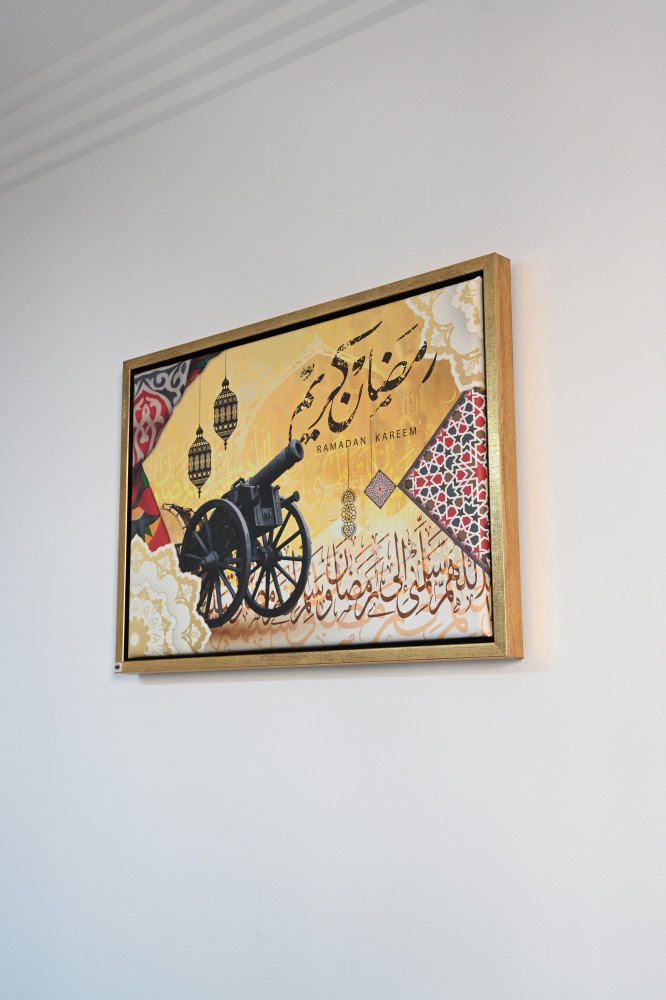 لوحة فنية جدارية كانفس " رمضان كريم  " مدفع رمضان و نقوش - خط عربي