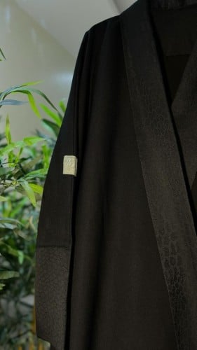 كريب ربع كلوش بأكمام فهد اسود وياقة طويله