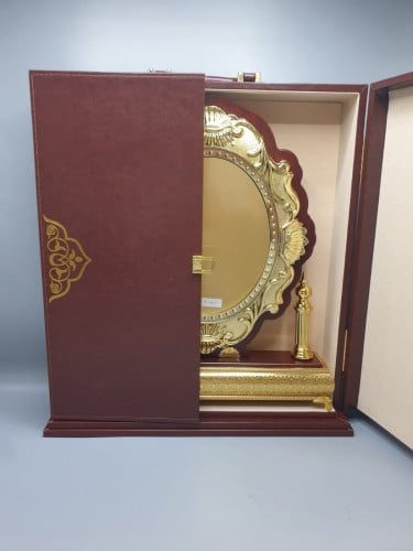 دروع خشبية فاخرة ( كبيرة برواز مذهب + دولاب )