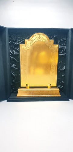 دروع فاخرة ذهبيه ( كبيرة + دولاب مخمل )