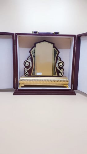 دروع خشبية فاخرة ( كبيرة برواز مذهب + دولاب )