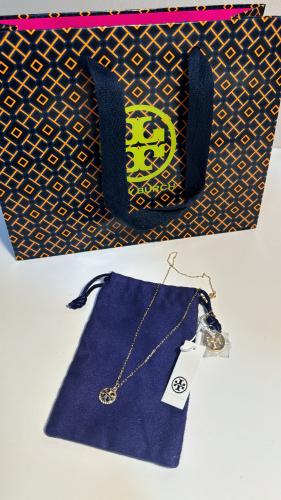 عقد توري بورش ذهبي