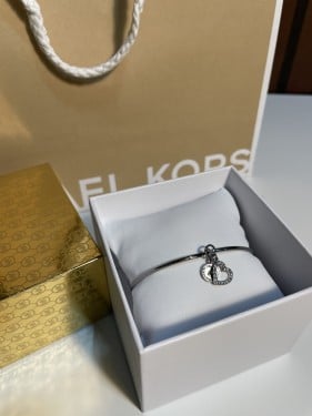 اسواره مايكل كورس