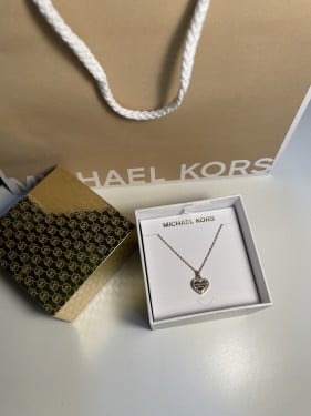 عقد مايكل كورس قلب