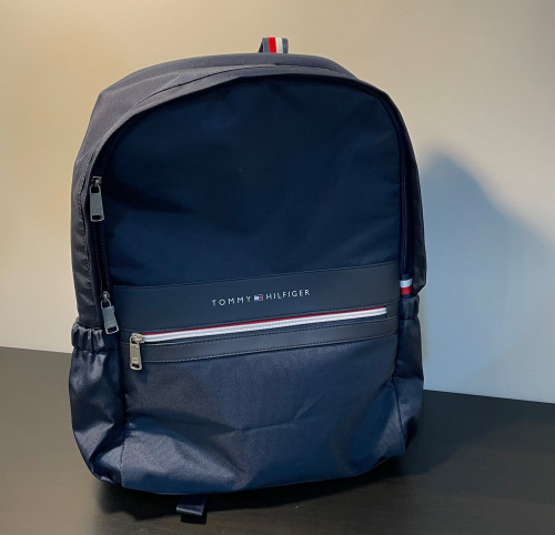 شنطه ظهر من تومي كبيره