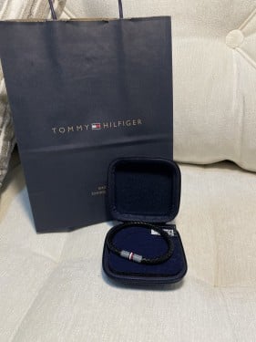 اسواره تومي هيلفيقر اسود