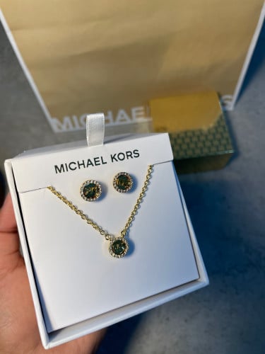 طقم عقد وحلق مايكل كورس