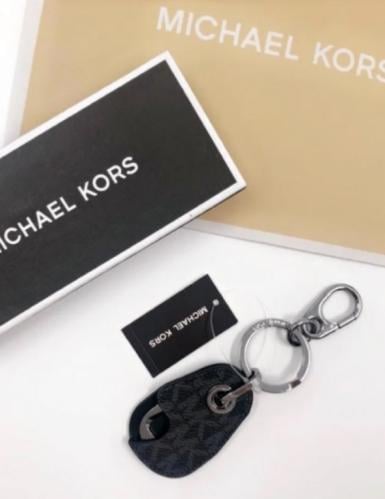 ميداليه مايكل كورس اسود