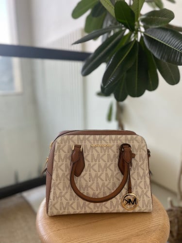 شنطه مايكل كورس وسط