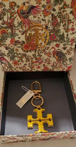 ميداليه توري بورش tory burch