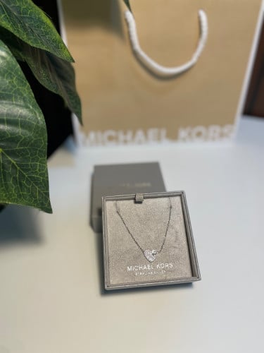 عقد مايكل كورس