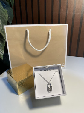 عقد مايكل كورس