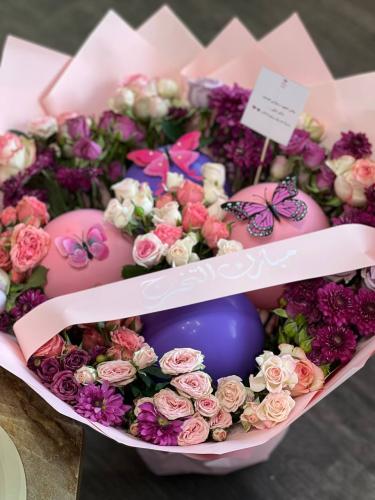 باقة ورد مع بالونات