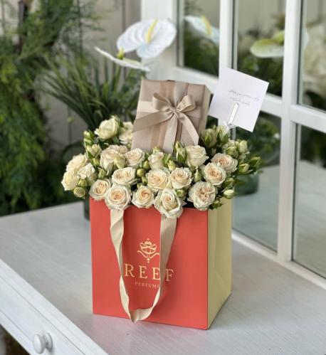 عطر ريف 19 مع تنسيق ورد