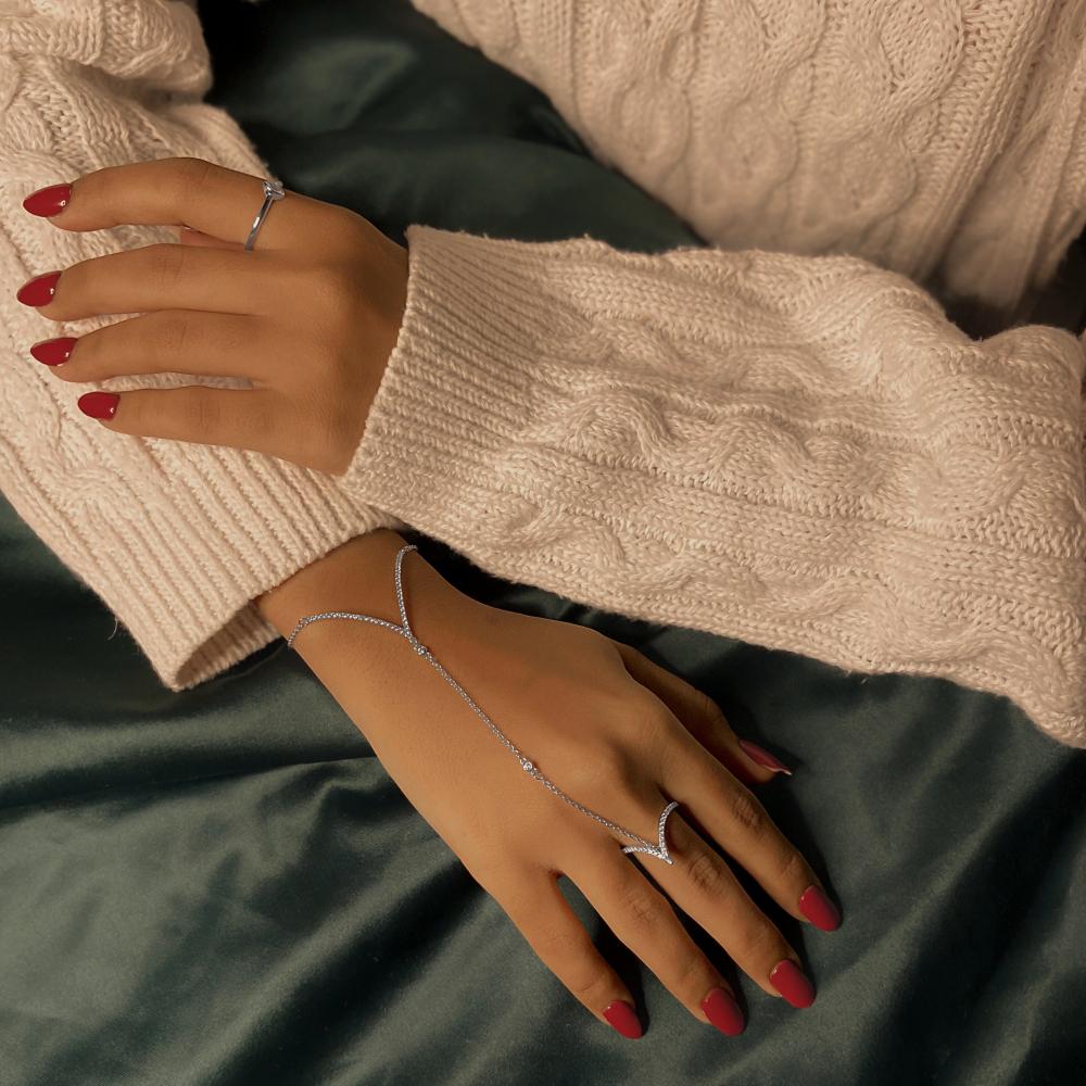 كف مع خاتم مزين بالزركون من فلورايت