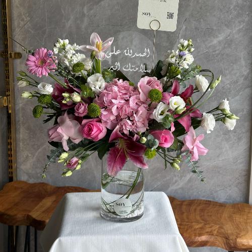 تنسيق ورد طبيعي مع فازة زجاجية أنيقة الحمدلله على...