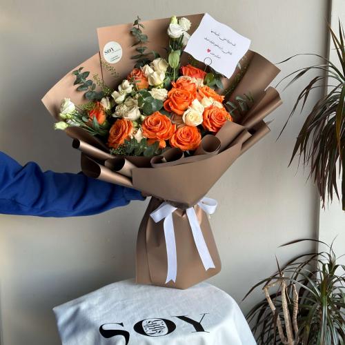 باقة ورود بيضاء وبرتقالية فاخرة من SOY Gift & Flor...