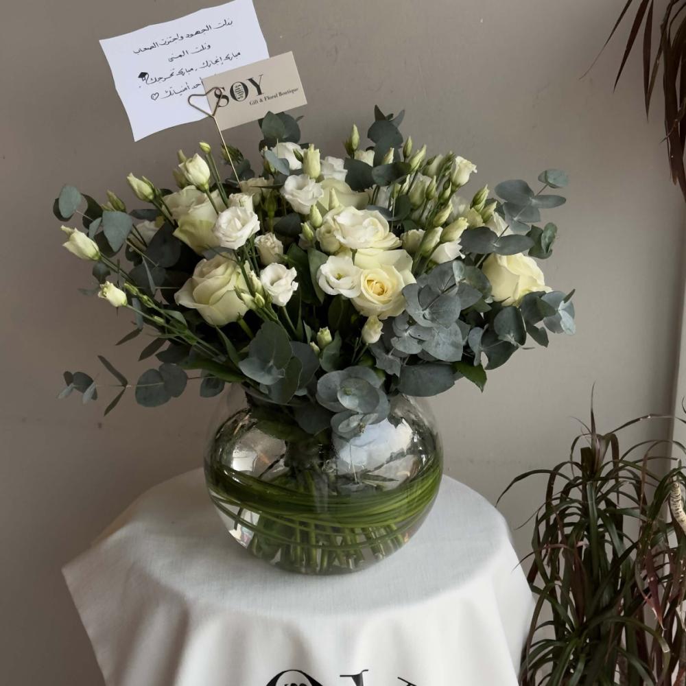 باقة زهور بيضاء في مزهرية زجاجية | تنسيق أنيق وفاخر