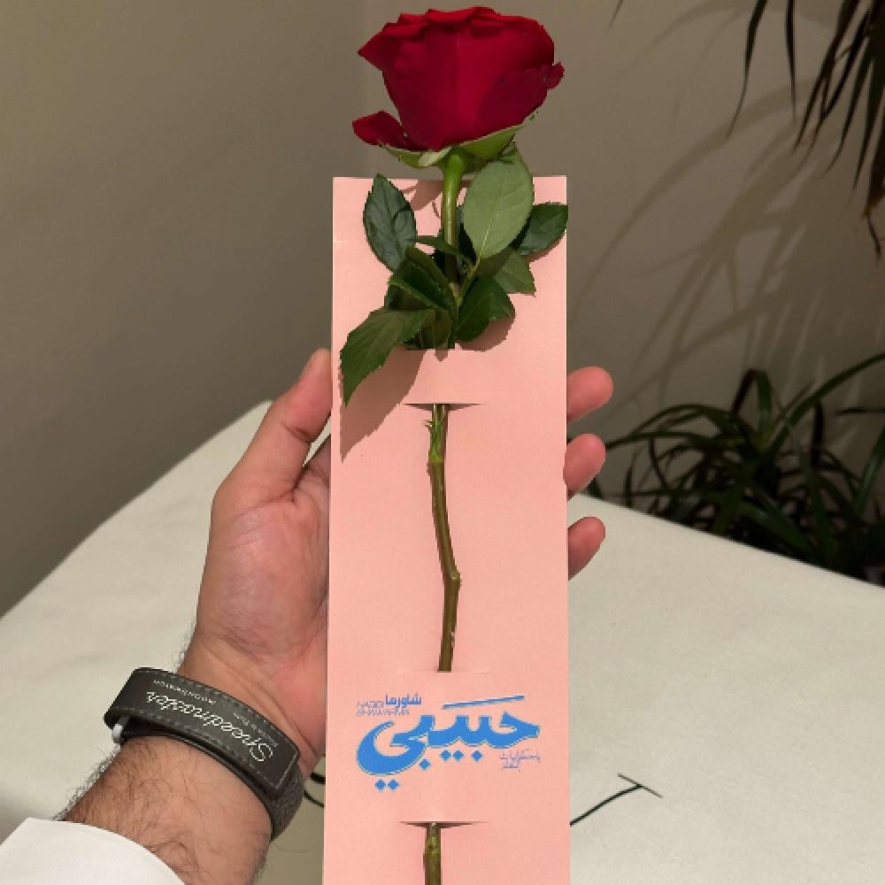 توزيعات ورد مع كرت بشعار شركتك أو مناسبتك الكمية تبدّا من ٥٠ حبة