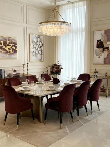 طاولة طعامUDI-1033 +  كراسي موديل UDI-1043-CH-DARK RED