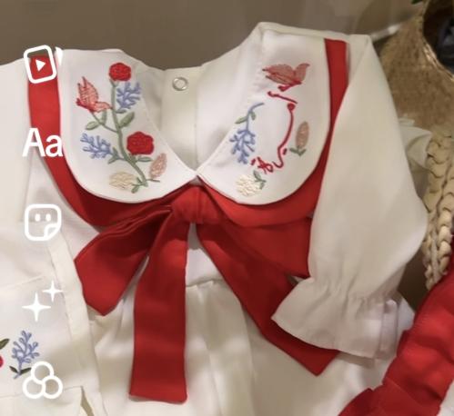 فستان مع لياقة مطرزه وقبه وفيونكة