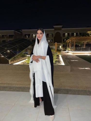 عباية بلونين مختلفين