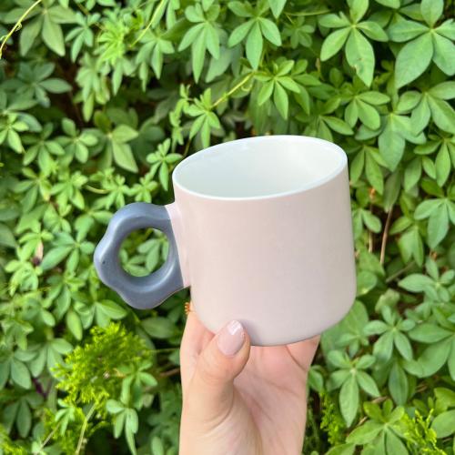 كوب وردي بمسكه رماديه ( برسمه من اختيارك " قطط")