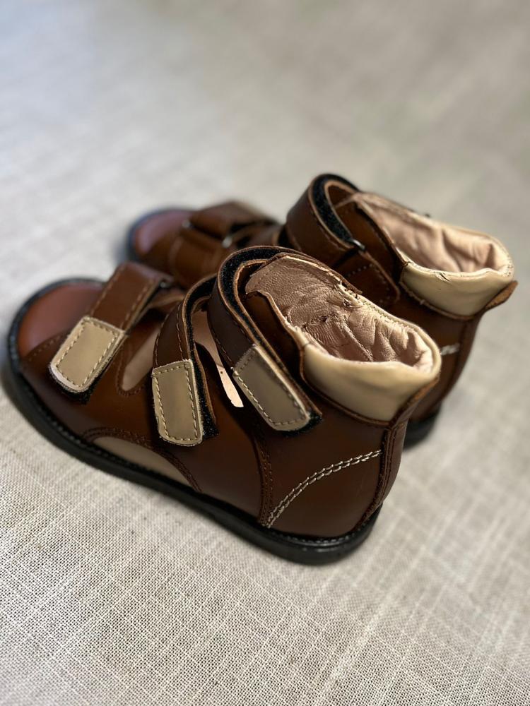 صندل اطفال بني