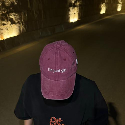 كاب عنابي