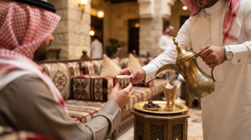 أخطاء تقديم القهوة السعودية التي تؤثر على تجربة الضيوف