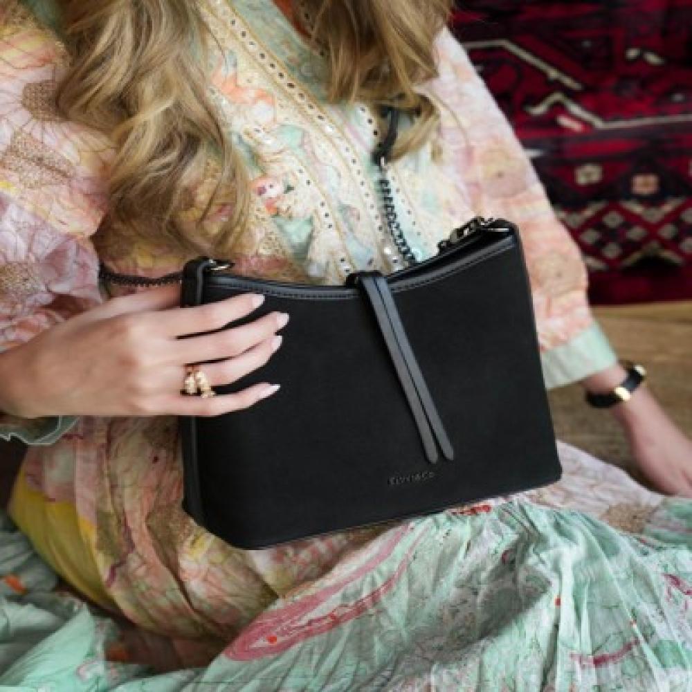 كيف تختارين الحقيبة المناسبة لإطلالتك؟ دليلكِ الكامل للأناقة