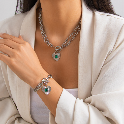 Fashionable diamond set