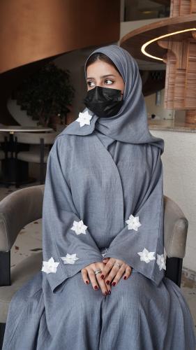 عباية كتان باللون السماوي مع ورود