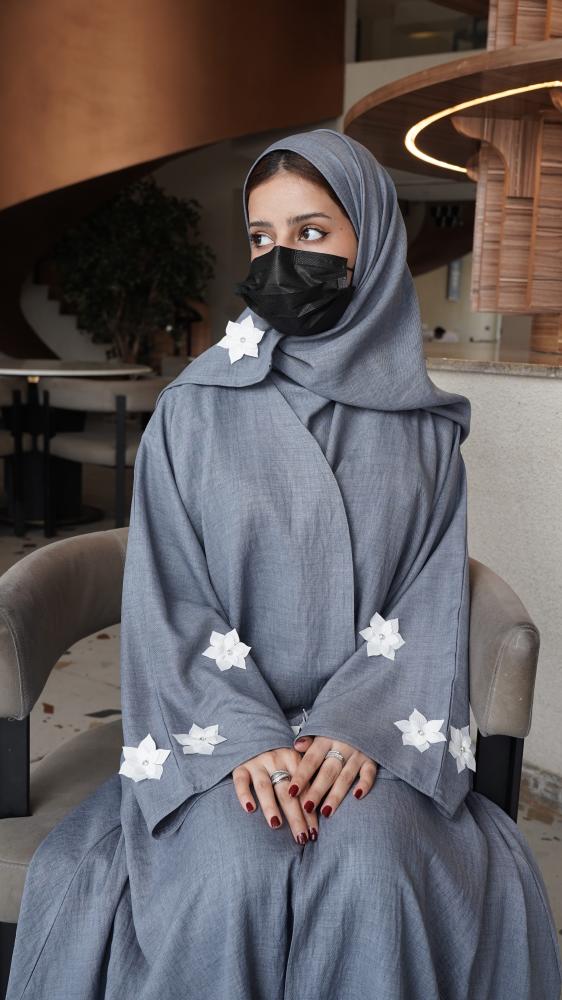 عباية كتان باللون السماوي مع ورود