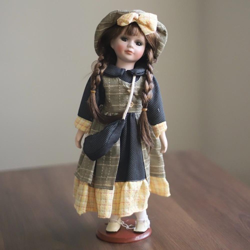 عروسه فكتوريه مصنوعه من السيراميك مقاس الارتفاع 40 سم  تشمل الاستاند والنظاره معها    السعر شامل ضريبة القيمة المضافه    Victorian ceramic bride, 40 cm tall.    Includes stand and glasses.    Price includes VAT.