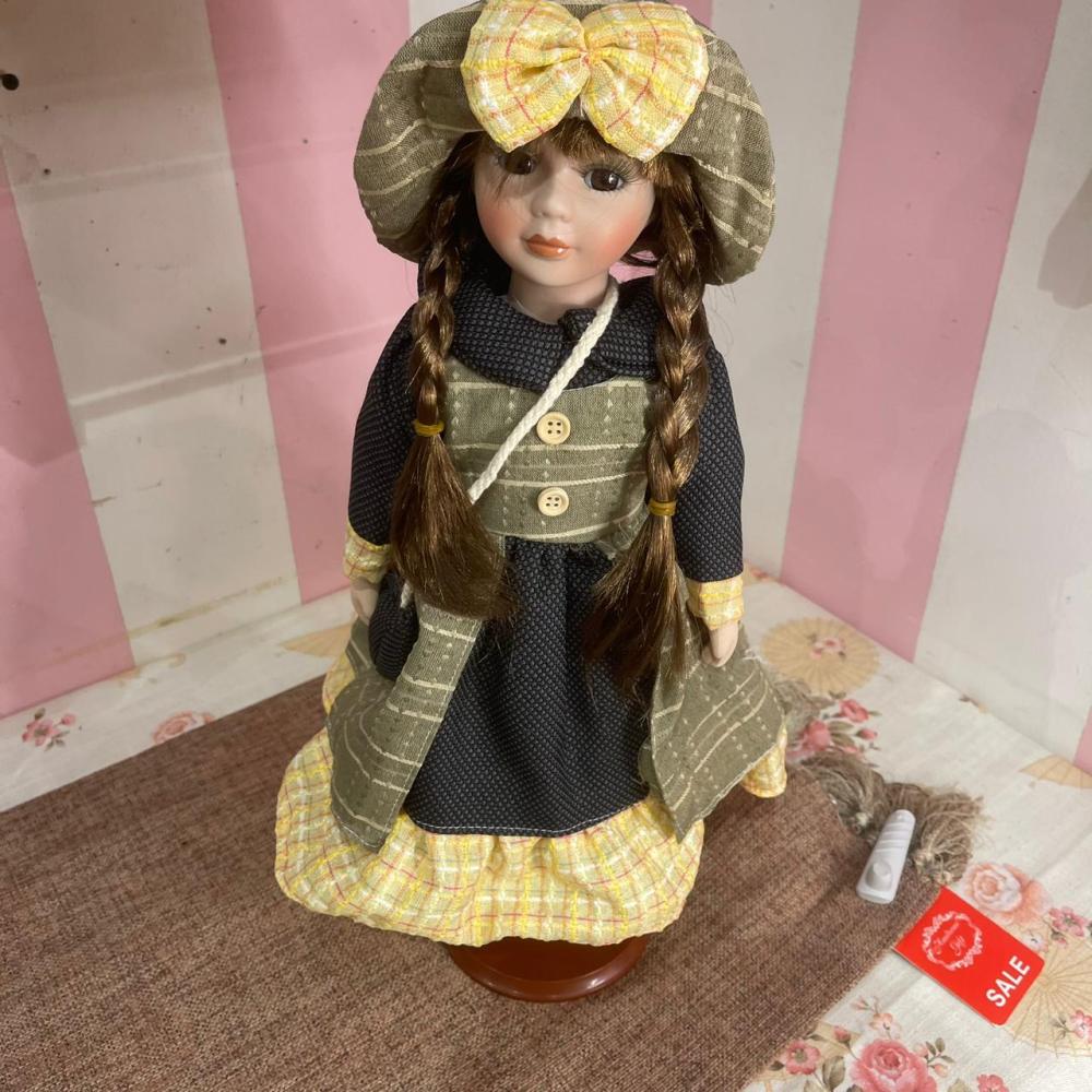 عروسه فكتوريه مصنوعه من السيراميك مقاس الارتفاع 40 سم  تشمل الاستاند والنظاره معها    السعر شامل ضريبة القيمة المضافه    Victorian ceramic bride, 40 cm tall.    Includes stand and glasses.    Price includes VAT.