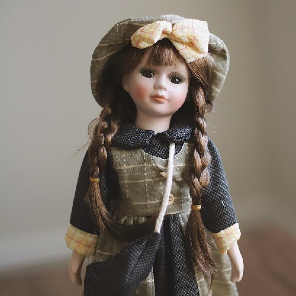 عروسه فكتوريه مصنوعه من السيراميك مقاس الارتفاع 40 سم  تشمل الاستاند والنظاره معها    السعر شامل ضريبة القيمة المضافه    Victorian ceramic bride, 40 cm tall.    Includes stand and glasses.    Price includes VAT.