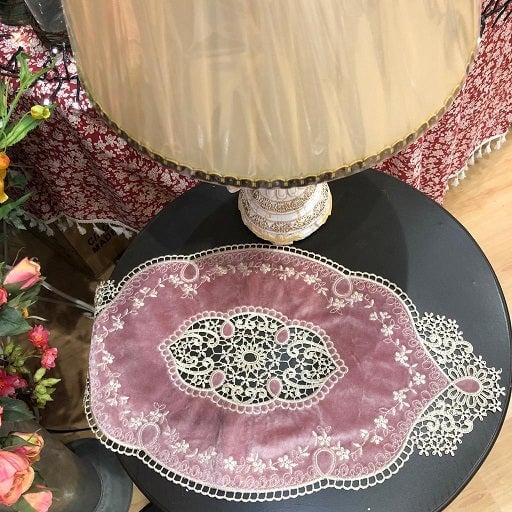 مفرش دانتيل و مخمل وردي | Lace/Velvet Tablecloth Pink 30x54