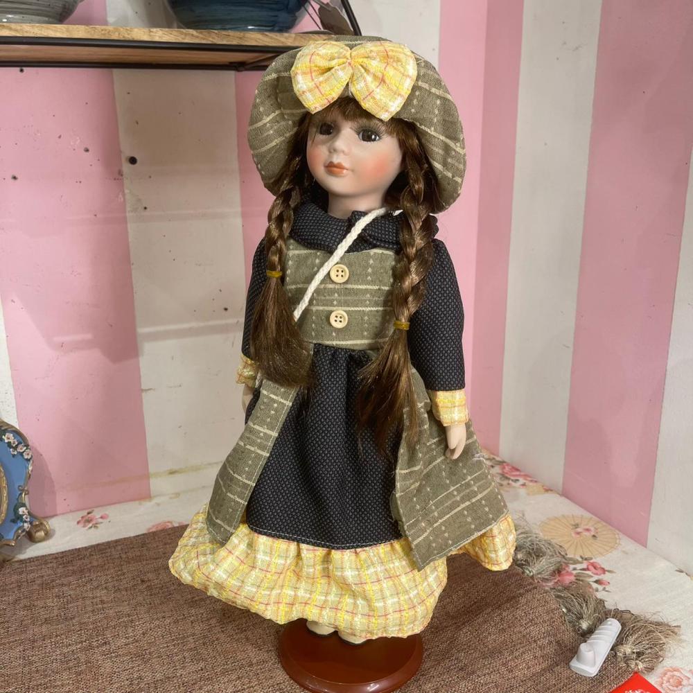 عروسه فكتوريه مصنوعه من السيراميك مقاس الارتفاع 40 سم  تشمل الاستاند والنظاره معها    السعر شامل ضريبة القيمة المضافه    Victorian ceramic bride, 40 cm tall.    Includes stand and glasses.    Price includes VAT.