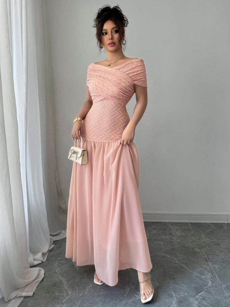 فستان وردي فاتح