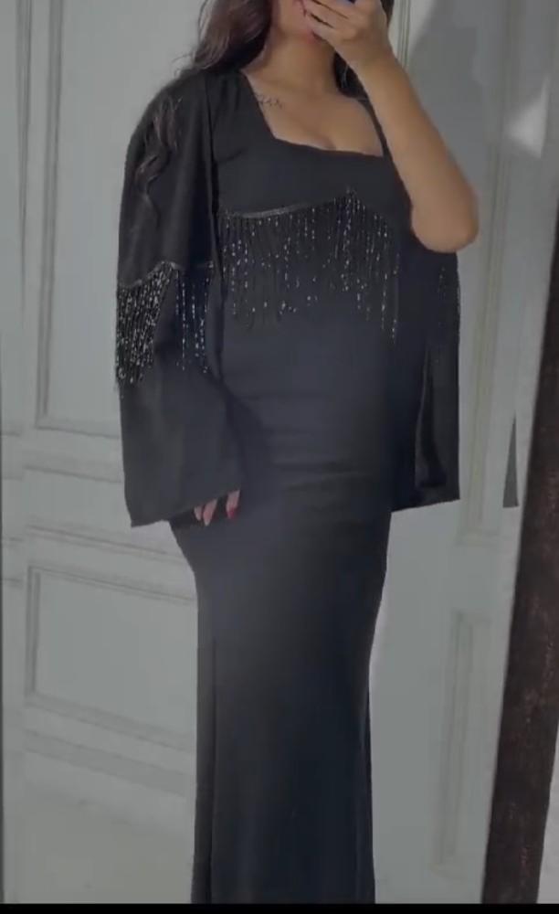 فستان اسود ساده مميز مع هدب