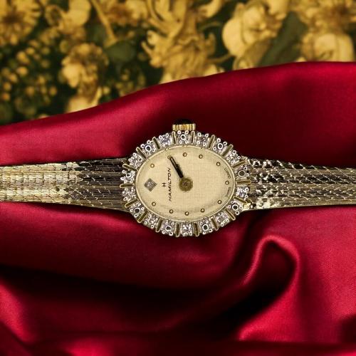 ساعة فنتج أنيقة مطليه ذهب ايطالي ، إطار مميز مزين...