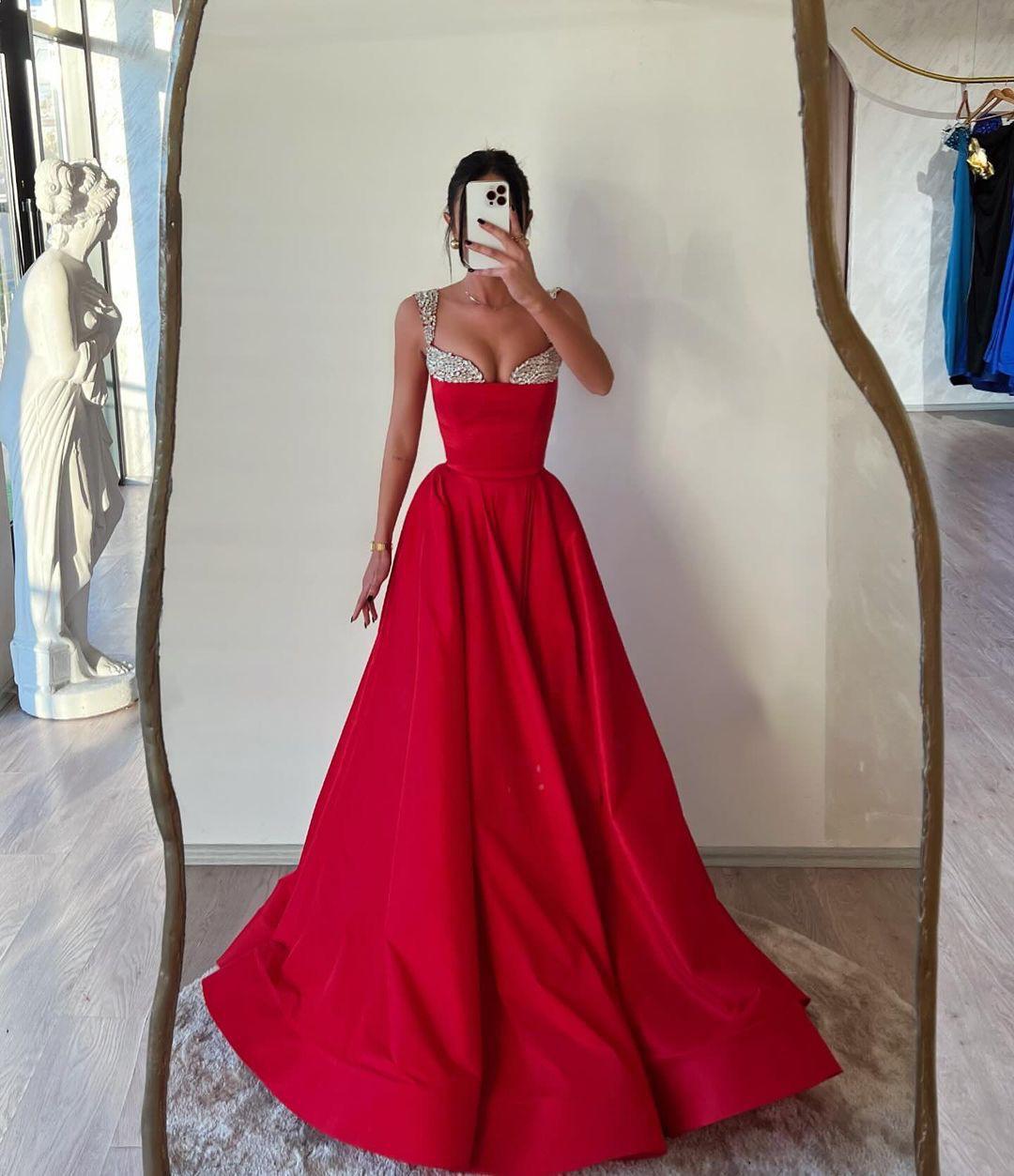 فستان سهرة أحمر بتصميم أنيق وفخم